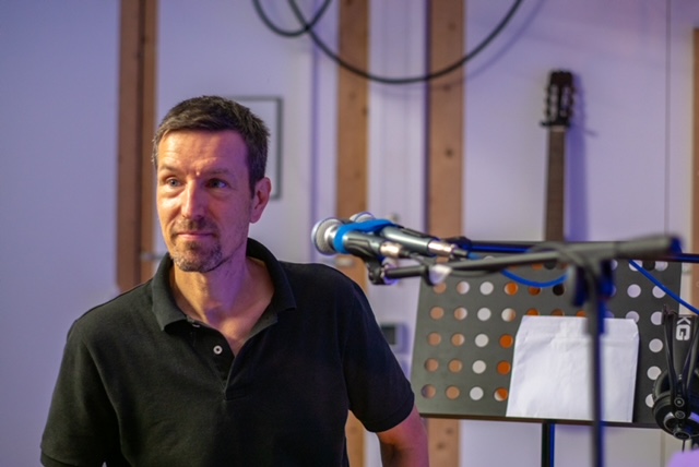 Matjaž at the microphone, Oaktree Studio